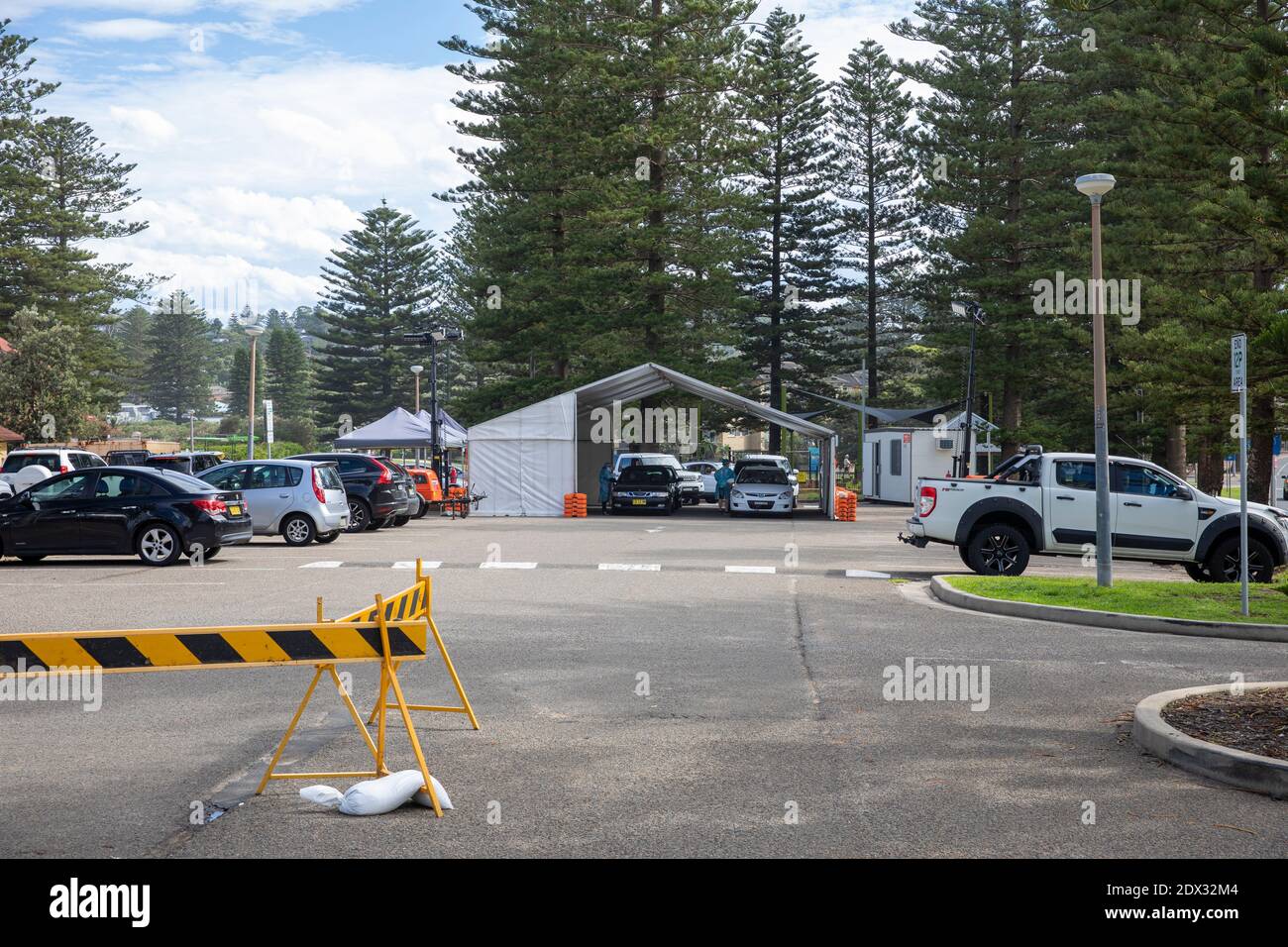 Le COVID 19 passe en voiture à travers la clinique de test dans le parking À Newport Beach Sydney érigé à la suite d'une épidémie de virus à Avalon, Nouvelle-Galles du Sud, Australie Banque D'Images