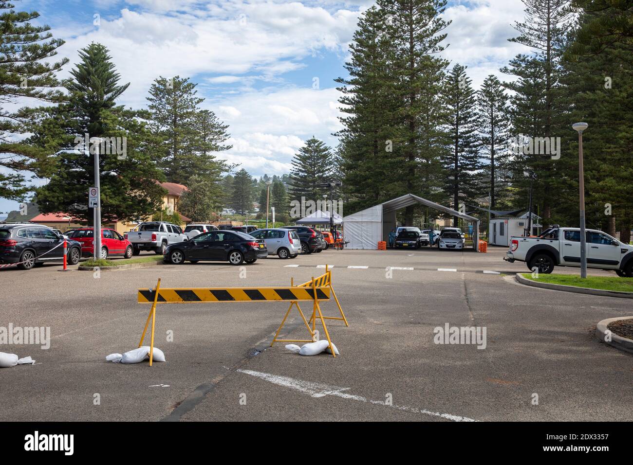 Le COVID 19 passe en voiture à travers la clinique de test dans le parking À Newport Beach Sydney érigé à la suite d'une épidémie de virus à Avalon, Nouvelle-Galles du Sud, Australie Banque D'Images