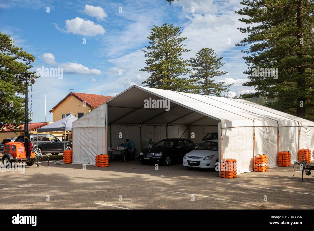 Le COVID 19 passe en voiture à travers la clinique de test dans le parking À Newport Beach Sydney érigé à la suite d'une épidémie de virus à Avalon, Nouvelle-Galles du Sud, Australie Banque D'Images