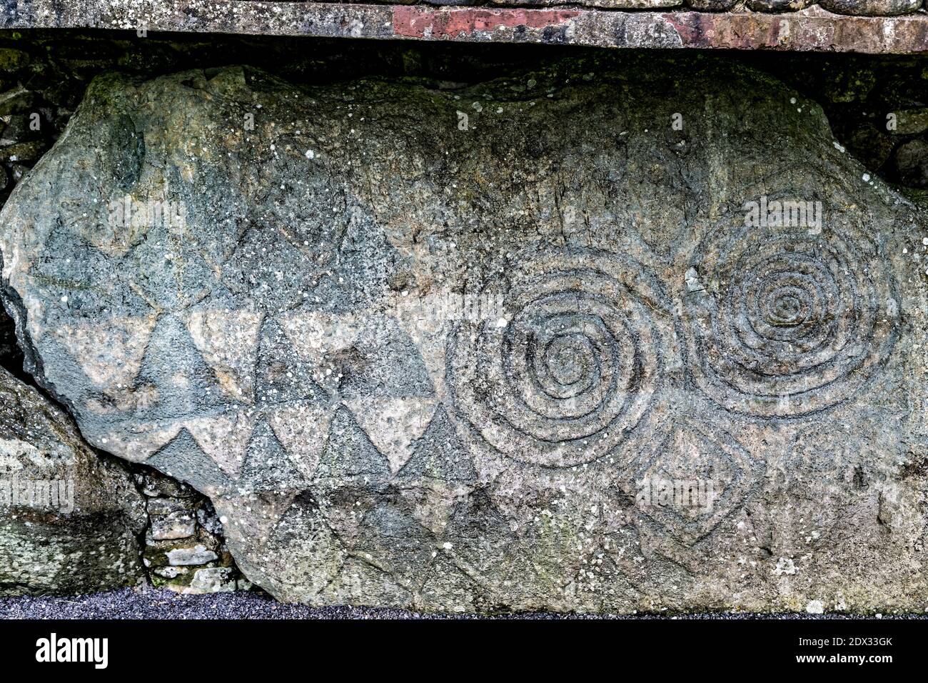 Comté de Meath, Irlande de l'est, Royaume-Uni. 5 mai 2016. Newgrange est entouré de 97 grandes pierres appelées pierres à boucles dont certaines sont gravées de mégalit Banque D'Images