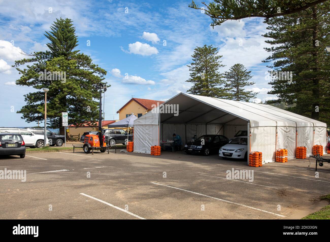 Le COVID 19 passe en voiture à travers la clinique de test dans le parking À Newport Beach Sydney érigé à la suite d'une épidémie de virus à Avalon, Nouvelle-Galles du Sud, Australie Banque D'Images
