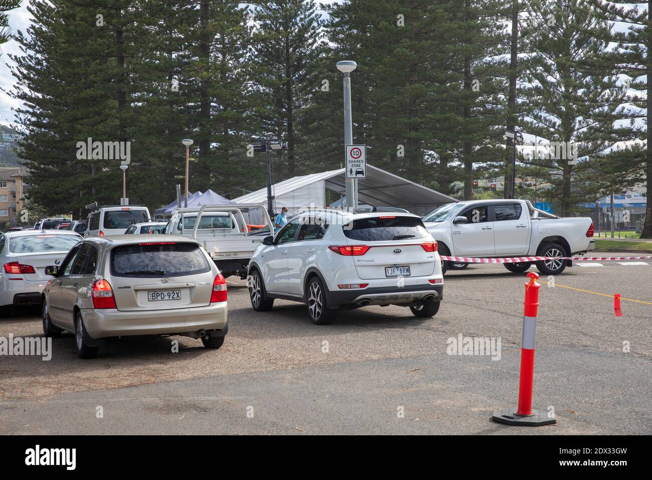 Le COVID 19 passe en voiture à travers la clinique de test dans le parking À Newport Beach Sydney érigé à la suite d'une épidémie de virus à Avalon, Nouvelle-Galles du Sud, Australie Banque D'Images