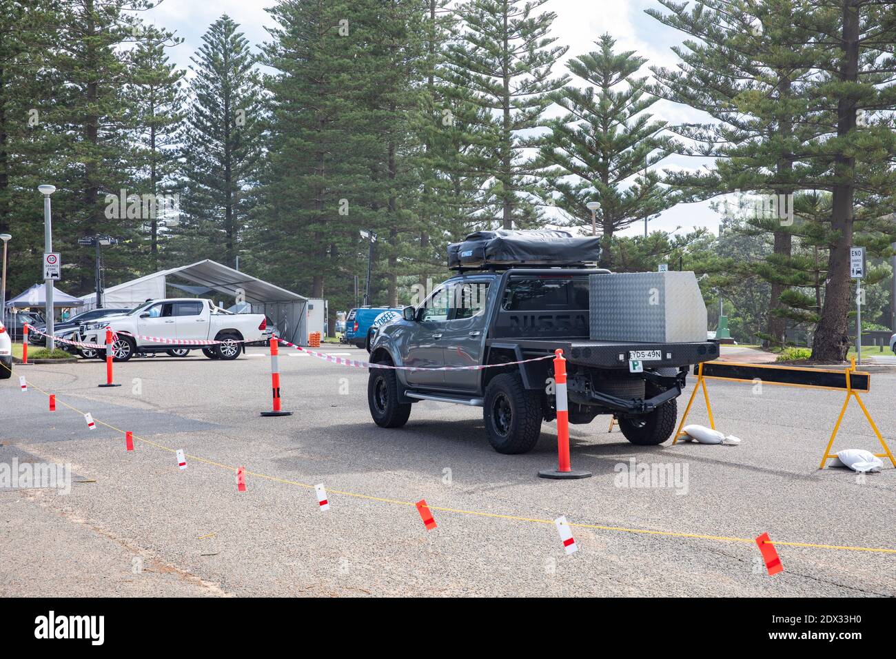 Le COVID 19 passe en voiture à travers la clinique de test dans le parking À Newport Beach Sydney érigé à la suite d'une épidémie de virus à Avalon, Nouvelle-Galles du Sud, Australie Banque D'Images
