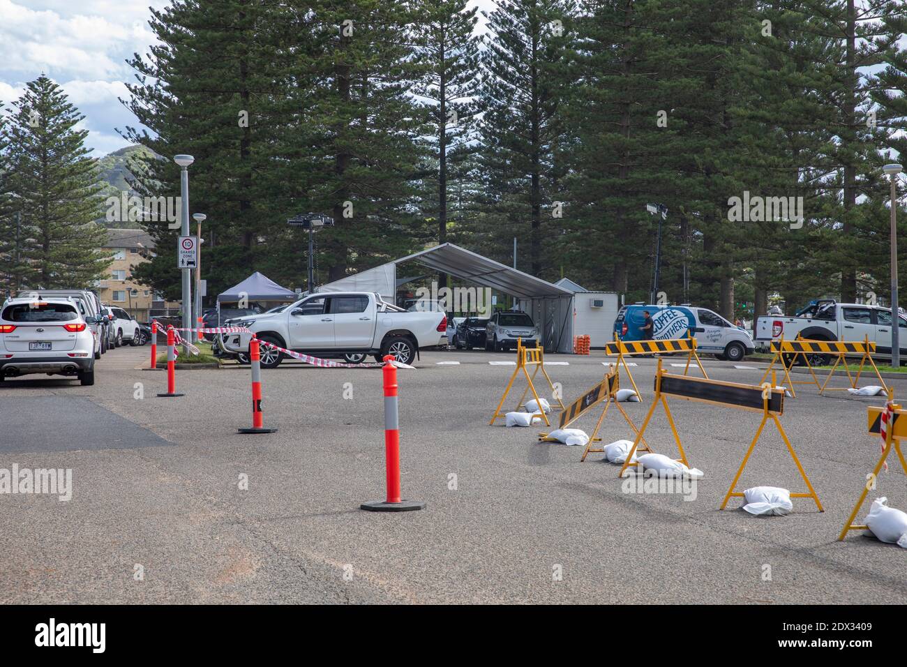 Le COVID 19 passe en voiture à travers la clinique de test dans le parking À Newport Beach Sydney érigé à la suite d'une épidémie de virus à Avalon, Nouvelle-Galles du Sud, Australie Banque D'Images