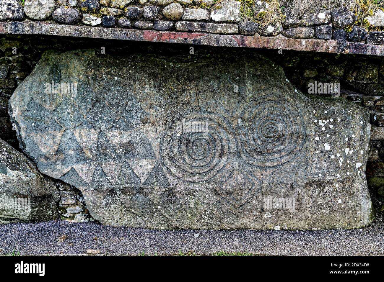 Comté de Meath, Irlande de l'est, Royaume-Uni. 5 mai 2016. Newgrange est entouré de 97 grandes pierres appelées pierres à boucles dont certaines sont gravées de mégalit Banque D'Images