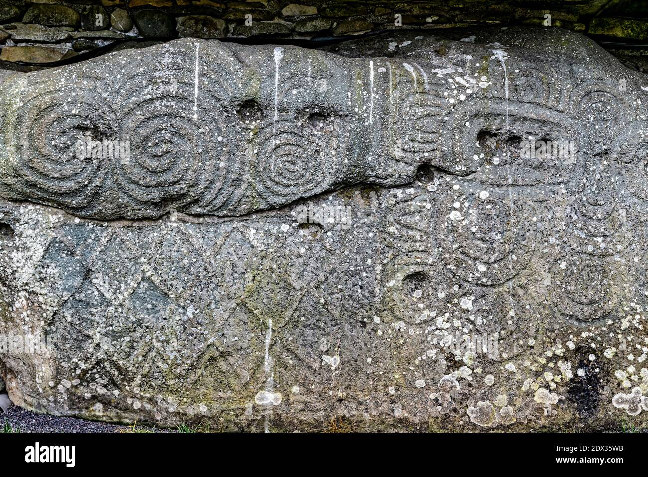 Comté de Meath, Irlande de l'est, Royaume-Uni. 5 mai 2016. Newgrange est entouré de 97 grandes pierres appelées pierres à boucles dont certaines sont gravées de mégalit Banque D'Images