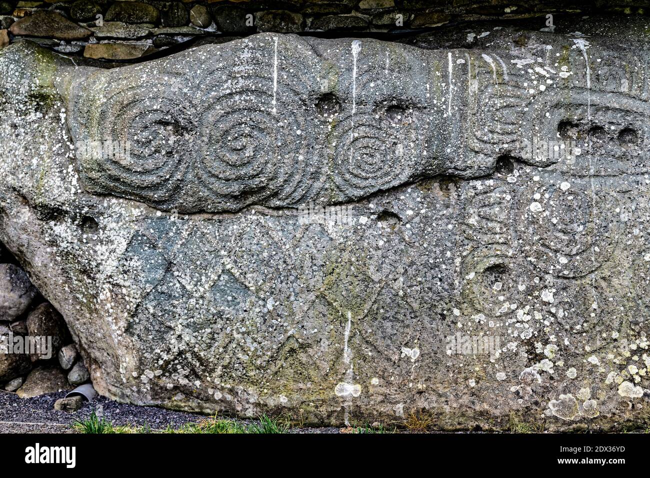 Comté de Meath, Irlande de l'est, Royaume-Uni. 5 mai 2016. Newgrange est entouré de 97 grandes pierres appelées pierres à boucles dont certaines sont gravées de mégalit Banque D'Images