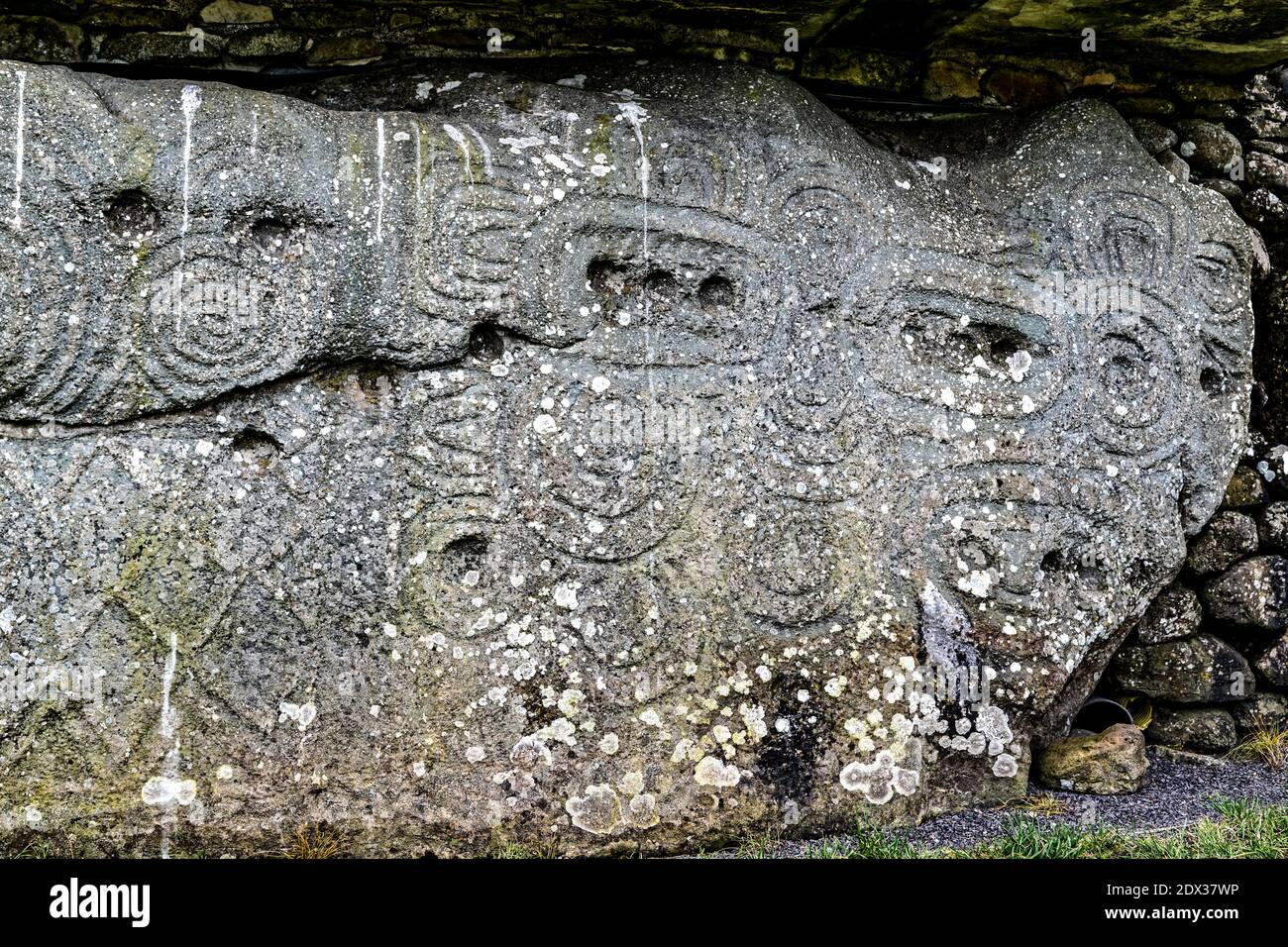 Comté de Meath, Irlande de l'est, Royaume-Uni. 5 mai 2016. Newgrange est entouré de 97 grandes pierres appelées pierres à boucles dont certaines sont gravées de mégalit Banque D'Images