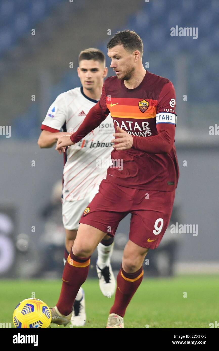 Rome, Italie. 23 décembre 2020. ROME, ITALIE - décembre 23 : Edin Dzeko (9) d'AS Roma en action pendant la série UN match de football entre AS Roma et Cagliari au Stadio Olimpico le 23 décembre 2020 à Rome Italie /LM crédit: Claudio Pasquazi/LPS/ZUMA Wire/Alamy Live News Banque D'Images