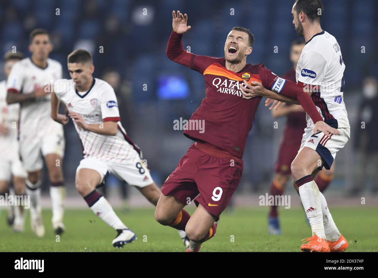 Rome, Italie. 23 décembre 2020. ROME, ITALIE - décembre 23 : Edin Dzeko (L) de AS Roma Gesture pendant la série UN match de football entre AS Roma et Cagliari au Stadio Olimpico le 23 décembre 2020 à Rome Italie /LM crédit: Claudio Pasquazi/LPS/ZUMA Wire/Alamy Live News Banque D'Images