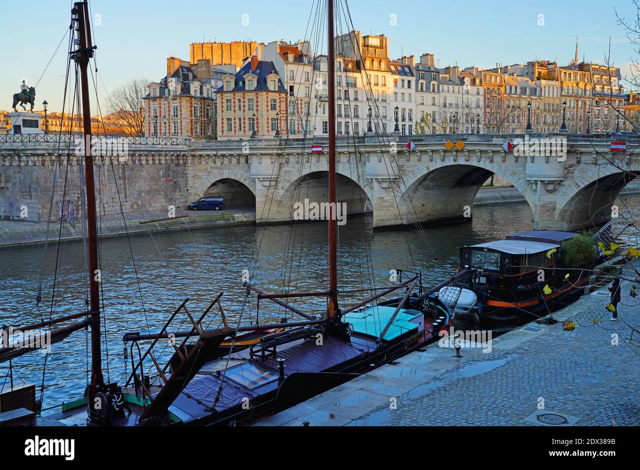 PARIS, FRANCE -15 DEC 2020- vue sur le pont neuf au-dessus de la Seine au point de l'île de la Cité à Paris. Banque D'Images
