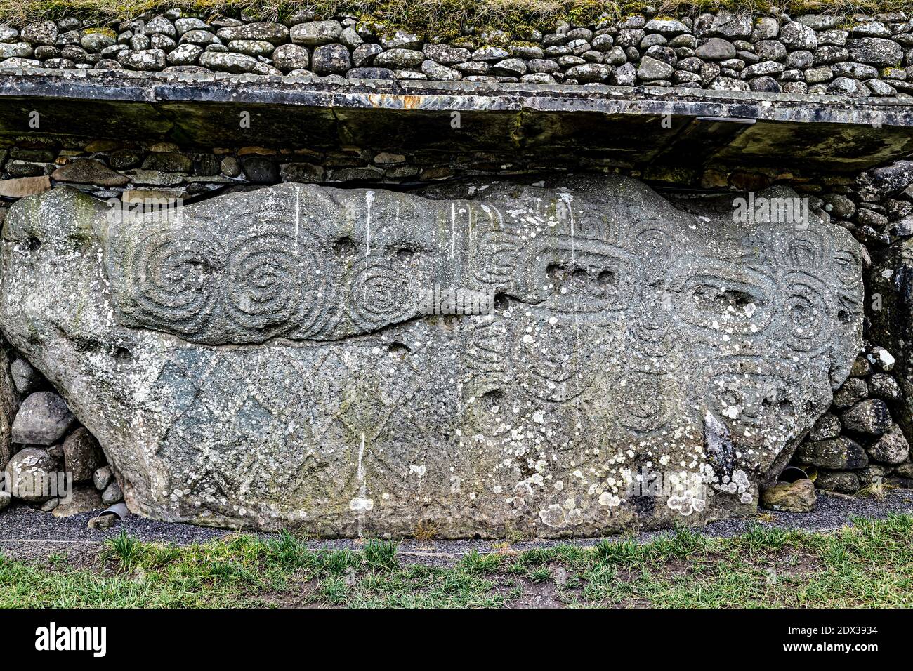 Comté de Meath, Irlande de l'est, Royaume-Uni. 5 mai 2016. Newgrange est entouré de 97 grandes pierres appelées pierres à boucles dont certaines sont gravées de mégalit Banque D'Images