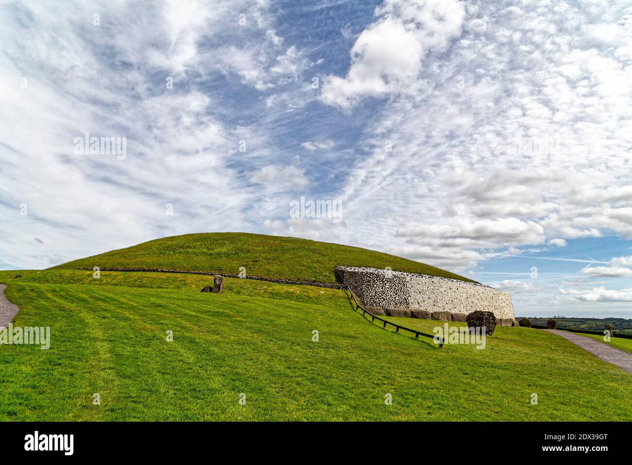Comté de Meath, Irlande de l'est, Royaume-Uni. 5 mai 2016. Le site classé au patrimoine mondial de l'UNESCO de Newgrange est un tombeau de passage vieux de 5,200 ans construit par les agriculteurs de l'âge de pierre, Th Banque D'Images
