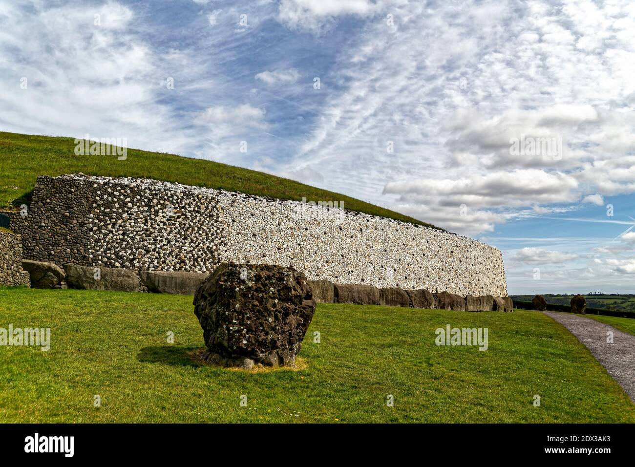 Comté de Meath, Irlande de l'est, Royaume-Uni. 5 mai 2016. Le site classé au patrimoine mondial de l'UNESCO de Newgrange est un tombeau de passage vieux de 5,200 ans construit par les agriculteurs de l'âge de pierre, Th Banque D'Images