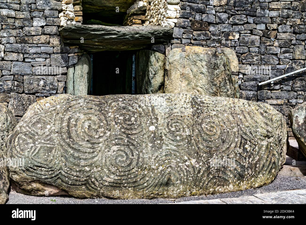 Comté de Meath, Irlande de l'est, Royaume-Uni. 5 mai 2016. La pierre d'entrée de Newgrange est sculptée avec de l'art mégalithique. Le site du patrimoine mondial de l'UNESCO de Newgrange est un 5, Banque D'Images