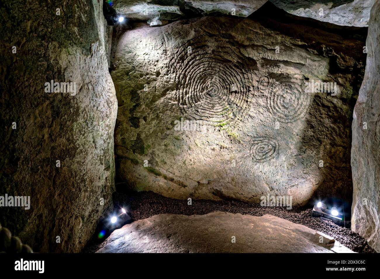 Comté de Meath, Irlande de l'est, Royaume-Uni. 5 mai 2016. L'intérieur de Newgrange est gravé d'art mégalithique. Le site du patrimoine mondial de l'UNESCO de Newgrange est un 5, Banque D'Images