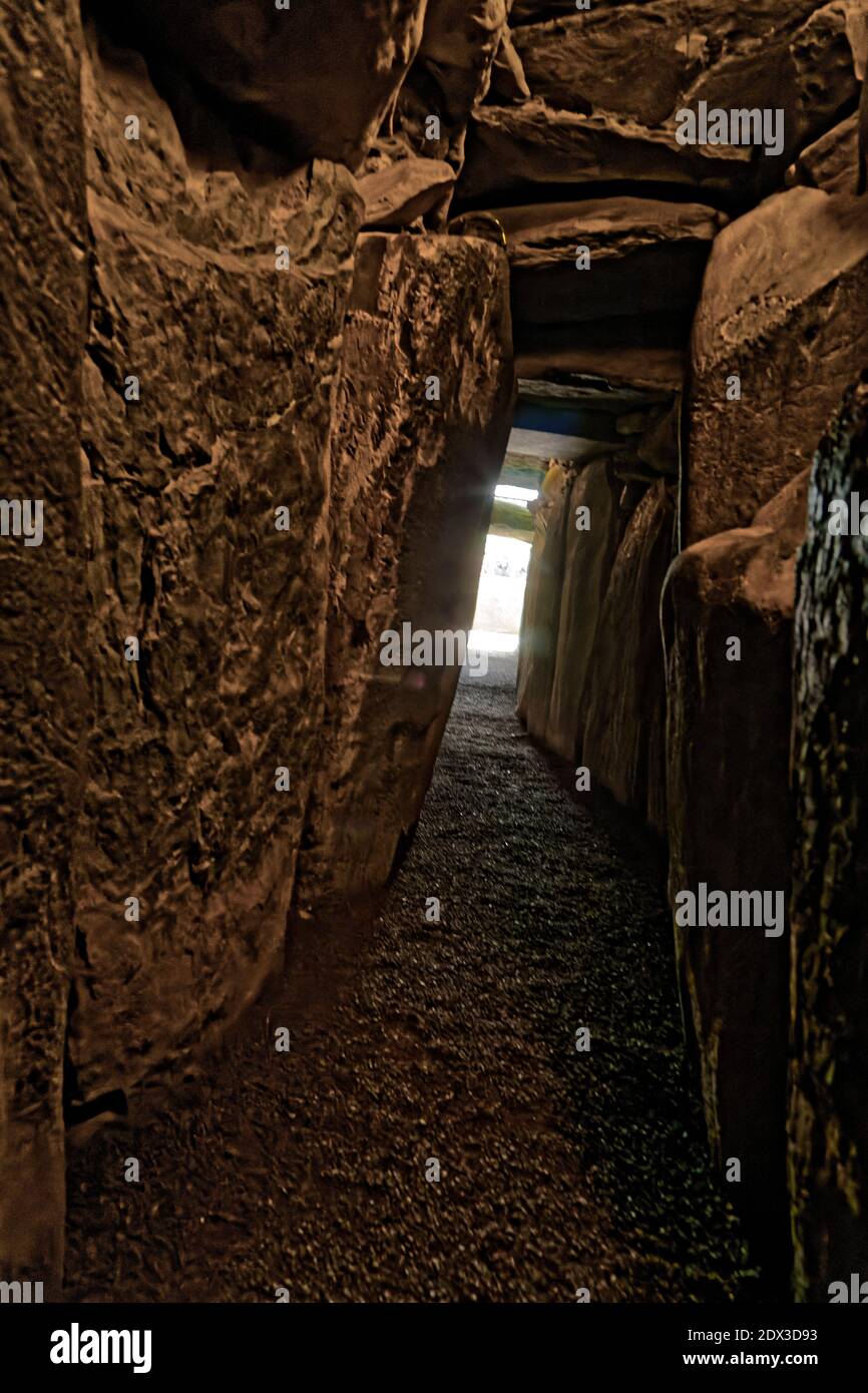 Comté de Meath, Irlande de l'est, Royaume-Uni. 5 mai 2016. Le passage qui mène à l'intérieur de Newgrange. Le site du patrimoine mondial de l'UNESCO de Newgrange a 5,200 ans Banque D'Images