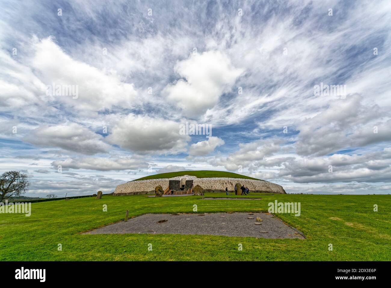 Comté de Meath, Irlande de l'est, Royaume-Uni. 5 mai 2016. Le site classé au patrimoine mondial de l'UNESCO de Newgrange est un tombeau de passage vieux de 5,200 ans construit par les agriculteurs de l'âge de pierre, Th Banque D'Images