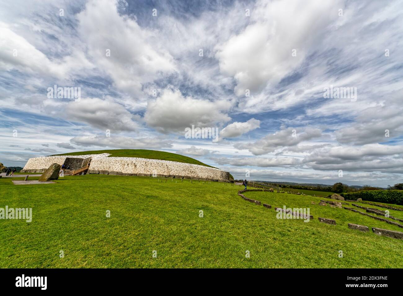 Comté de Meath, Irlande de l'est, Royaume-Uni. 5 mai 2016. Le site classé au patrimoine mondial de l'UNESCO de Newgrange est un tombeau de passage vieux de 5,200 ans construit par les agriculteurs de l'âge de pierre, Th Banque D'Images