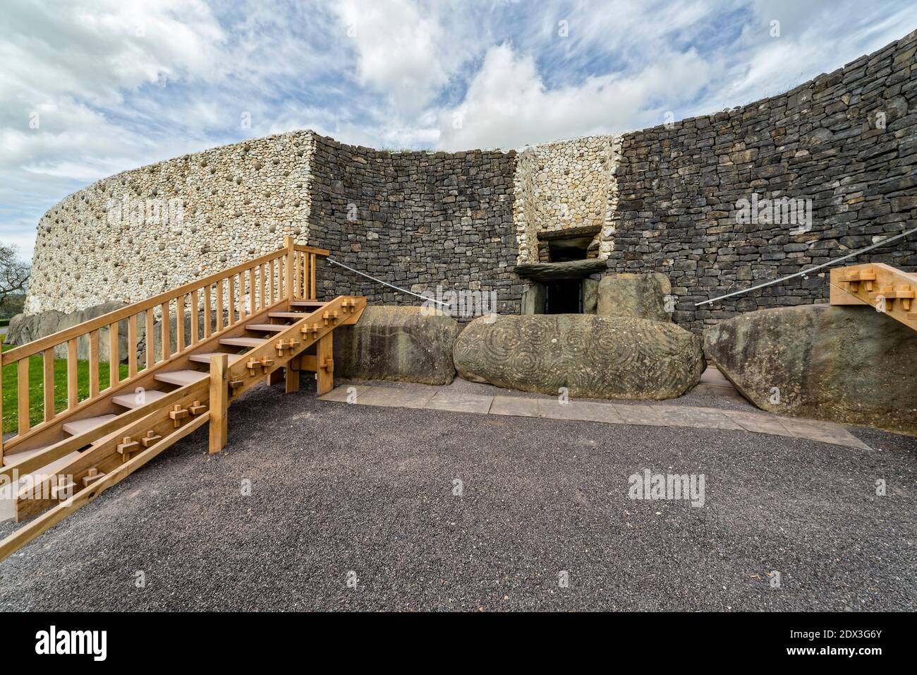 Comté de Meath, Irlande de l'est, Royaume-Uni. 5 mai 2016. Le site classé au patrimoine mondial de l'UNESCO de Newgrange est un tombeau de passage vieux de 5,200 ans construit par les agriculteurs de l'âge de pierre, Th Banque D'Images