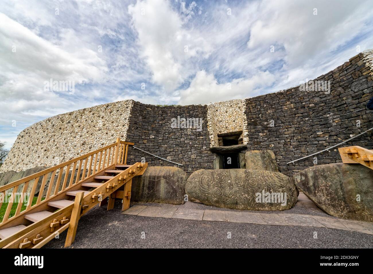 Comté de Meath, Irlande de l'est, Royaume-Uni. 5 mai 2016. La pierre d'entrée de Newgrange est sculptée avec de l'art mégalithique. Le site du patrimoine mondial de l'UNESCO de Newgrange est un 5, Banque D'Images