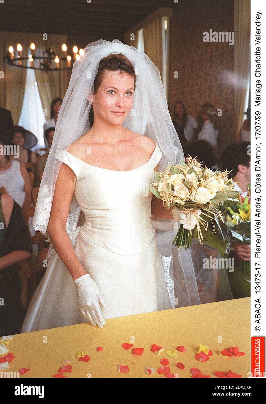 © ABACA. 13473-17. Pleneuf-Val André, Côtes d'Armor, 17/07/99. Mariage Charlotte Valandrey et d'Arthur. Banque D'Images