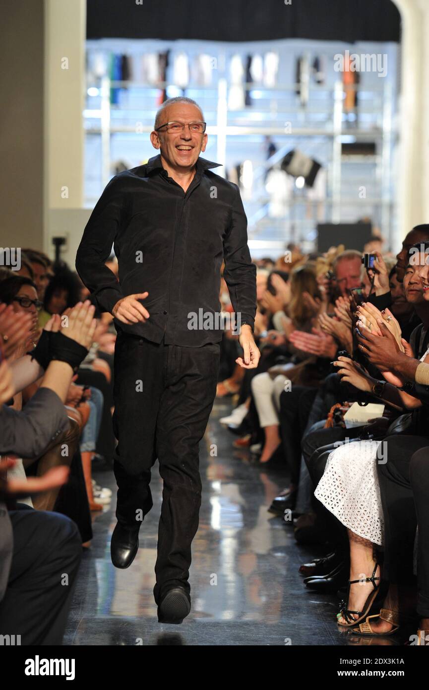 La maison de mode française Jean-Paul Gaultier a déclaré qu'elle cessera de  fabriquer des vêtements prêts-à-porter pour les hommes et les femmes. La  maison, contrôlée par le fabricant espagnol de parfums Puig,