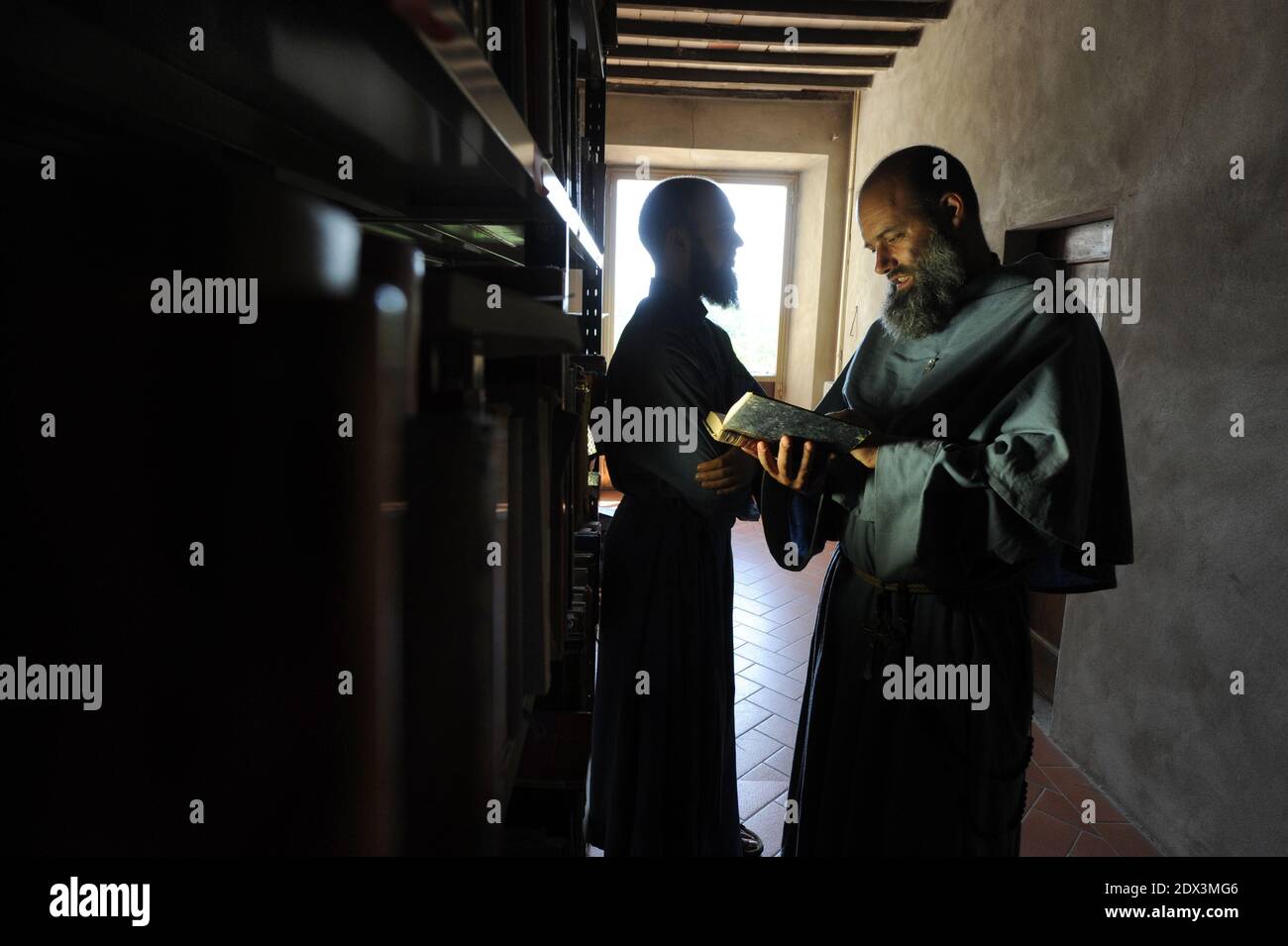 Les frères franciscains sont en train de lire dans la bibliothèque du couvent de Bosco ai Frati à San Piero a Sieve en Toscane, Italie, le 2013 août. Les Franciscains sont unis, stimulés et contestés par le ministère du nouveau pape, dont le nom rend hommage à leur fondateur, Saint François d'Assise. Le couvent de Bosco ai Frati est considéré comme l'un des plus anciens de Toscane. En 1212, Saint François lui-même l'a transformé en l'un des plus importants couvents de son ordre. En 1346, le complexe s'est avéré semi-abandonné et grandement délabré par manque d'attention. L'église et le couvent ont été reconstruits à t Banque D'Images