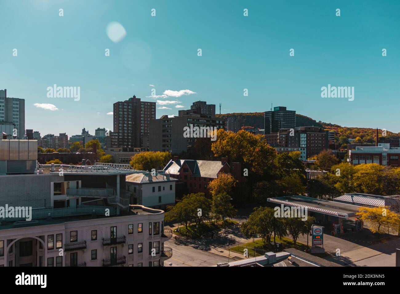 Vue sur le toit du paysage urbain et des bâtiments de Montréal sur un ciel dégagé jour ensoleillé sans nuage dans le ciel Banque D'Images