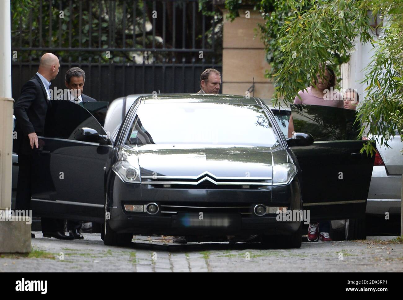 SOUS EMBARGO POUR LE WEB ET LES APPLICATIONS EN FRANCE JUSQU'EN JUILLET 17.  L'ancien président Nicolas Sarkozy et son fils Pierre Sarkozy se rentrent  dans une voiture à l'extérieur de sa maison,