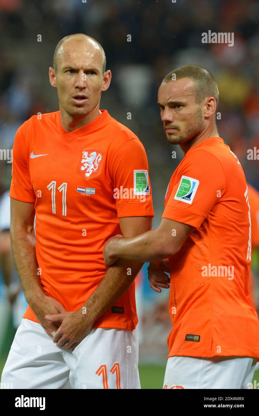 Pays-Bas Arjen Robben et Wesley Sneijder lors de la demi-finale de la coupe du monde de football pays-Bas v Argentine au stade Itaquera, Sao Paulo, Brésil, le 9 juillet 2014. L'Argentine a gagné sur le tir-out de pénalité 5-3 après un score de 0-0. Photo de Henri Szwarc/ABACAPRESS.COM Banque D'Images