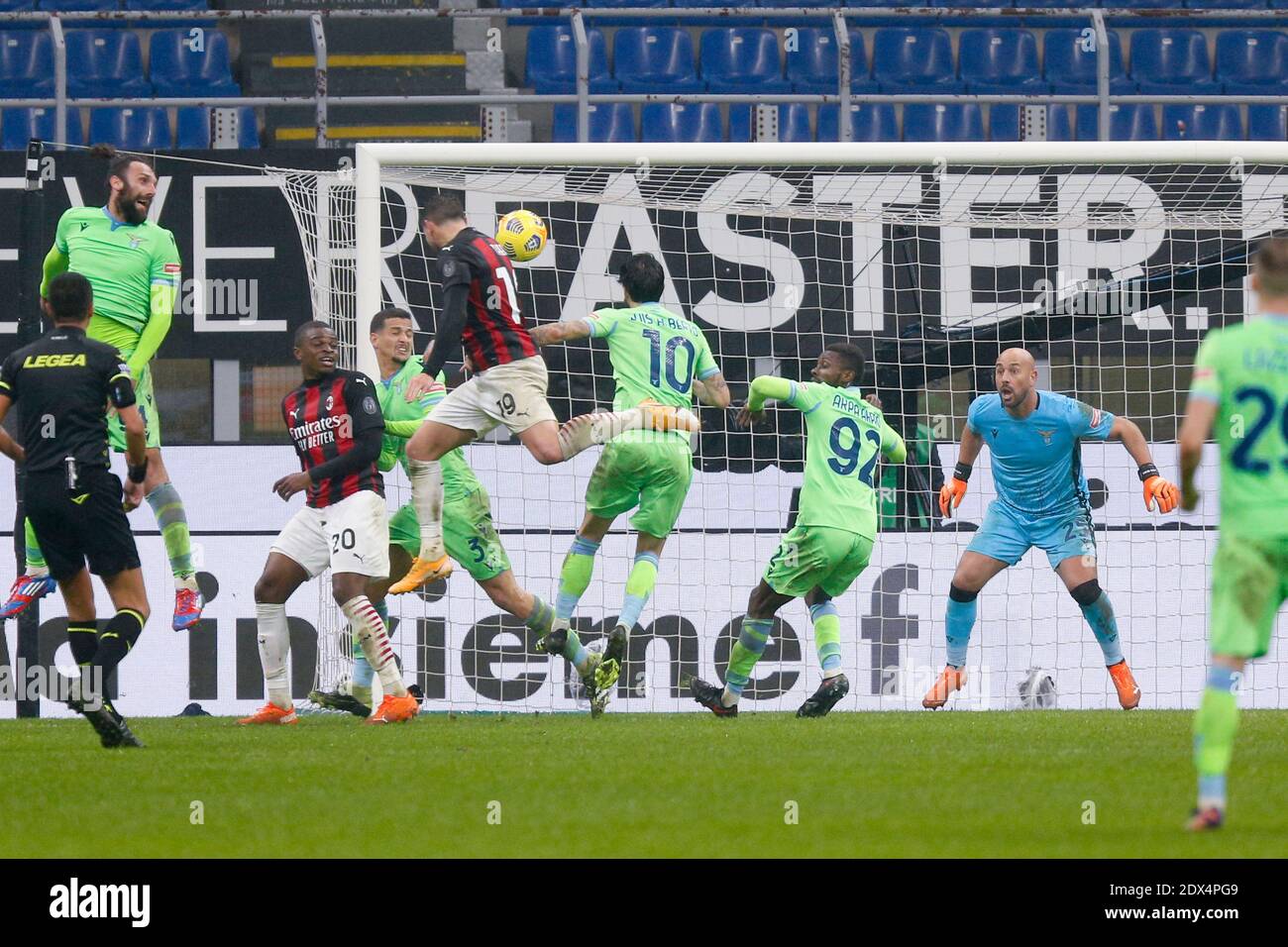 Milan, Italie. 23 décembre 2020. Milan, Italie, San Siro stade, 23 décembre 2020, Theo Hernandez (AC Milan) tête pour la dernière minute gagnant but pour AC Milan pendant AC Milan vs SS Lazio - football italien série A Match Credit: Francesco Scaccianoce/LPS/ZUMA Wire/Alay Live News Banque D'Images
