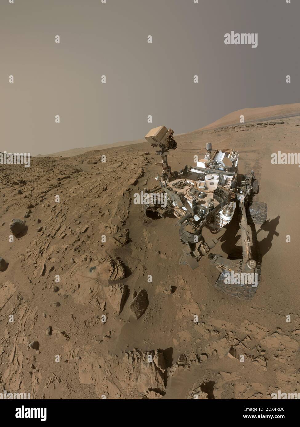 La curiosité de la NASA Mars rover utilise la caméra à la fin de son bras en avril et mai 2014 pour prendre des dizaines d'images de composants combinées dans ce 'selfie' autoportrait où le rover a percé dans une cible en grès appelée 'Windjana.' sur Mars la plupart des cadres de composants de cette vue en mosaïque Ont été prises pendant la 613e journée martienne, ou sol, de l'œuvre de curiosité sur Mars le 27 avril 2014. Usage éditorial uniquement. Document photo par JPL/NASA/ABACAPRESS.COM Banque D'Images