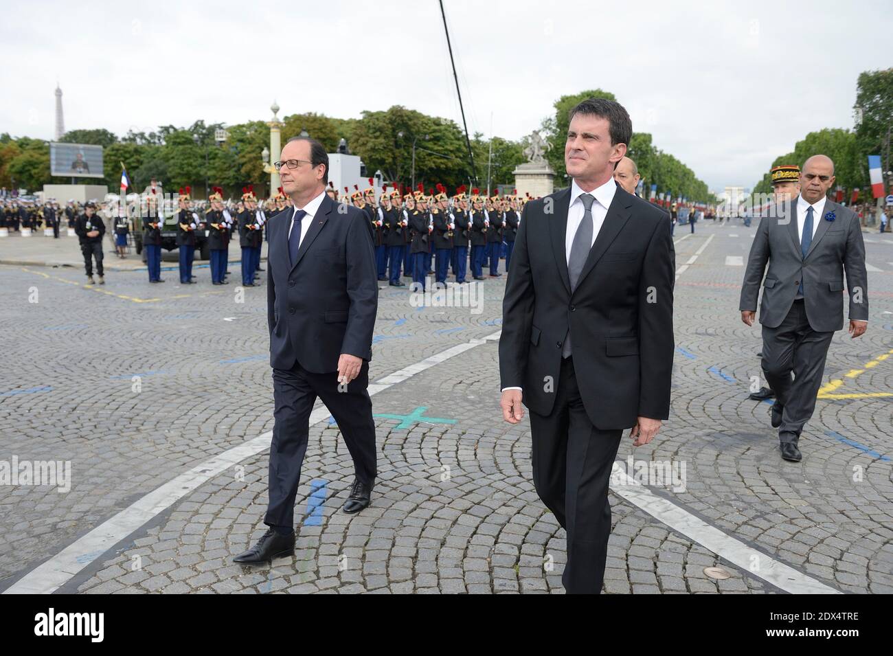 François Hollande, Premier ministre français, Manuel Valls et Premier ministre français des anciens combattants, Kader Arif.le président français François Hollande et le gouvernement assistent au défilé militaire annuel du 14 juillet sur la place de la Concorde Paris, France, le 14 juillet 2014. Photo de Jacques Witt/ Pool/ ABACAPRESS.COM Banque D'Images