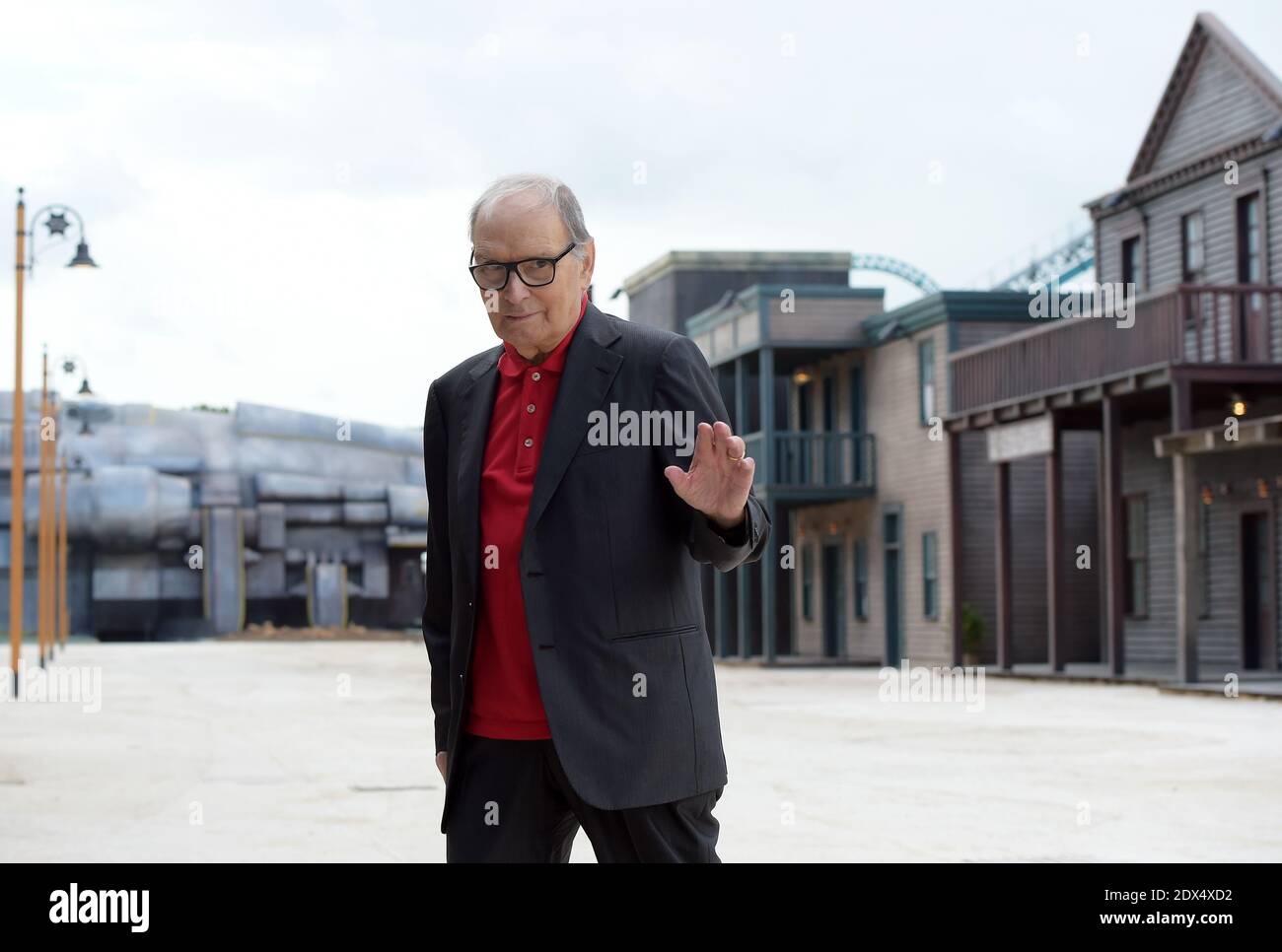 Ennio Morricone, compositeur italien et Oscar, visite 'Cinecitta World', le nouveau parc à thème du cinéma italien dévoilé à Rome, en Italie, le 10 juillet 2014. La musique ambiante de l'ensemble ouest du parc est par Ennio Morricone, lauréat du prix honorifique de l'Académie pour l'accomplissement de carrière en 2007 et auquel la section des Westerns du parc à thème est dédiée. Le look de Cinecitta World est un mélange d'épées et de sandales, d'éléments Fellinesque et Bollywood, y compris des éléphants gigantesques, de la science-fiction, des westerns spaghetti et de nombreux autres thèmes concoctés par Dante Ferretti dans les plus de 3,000 films Banque D'Images