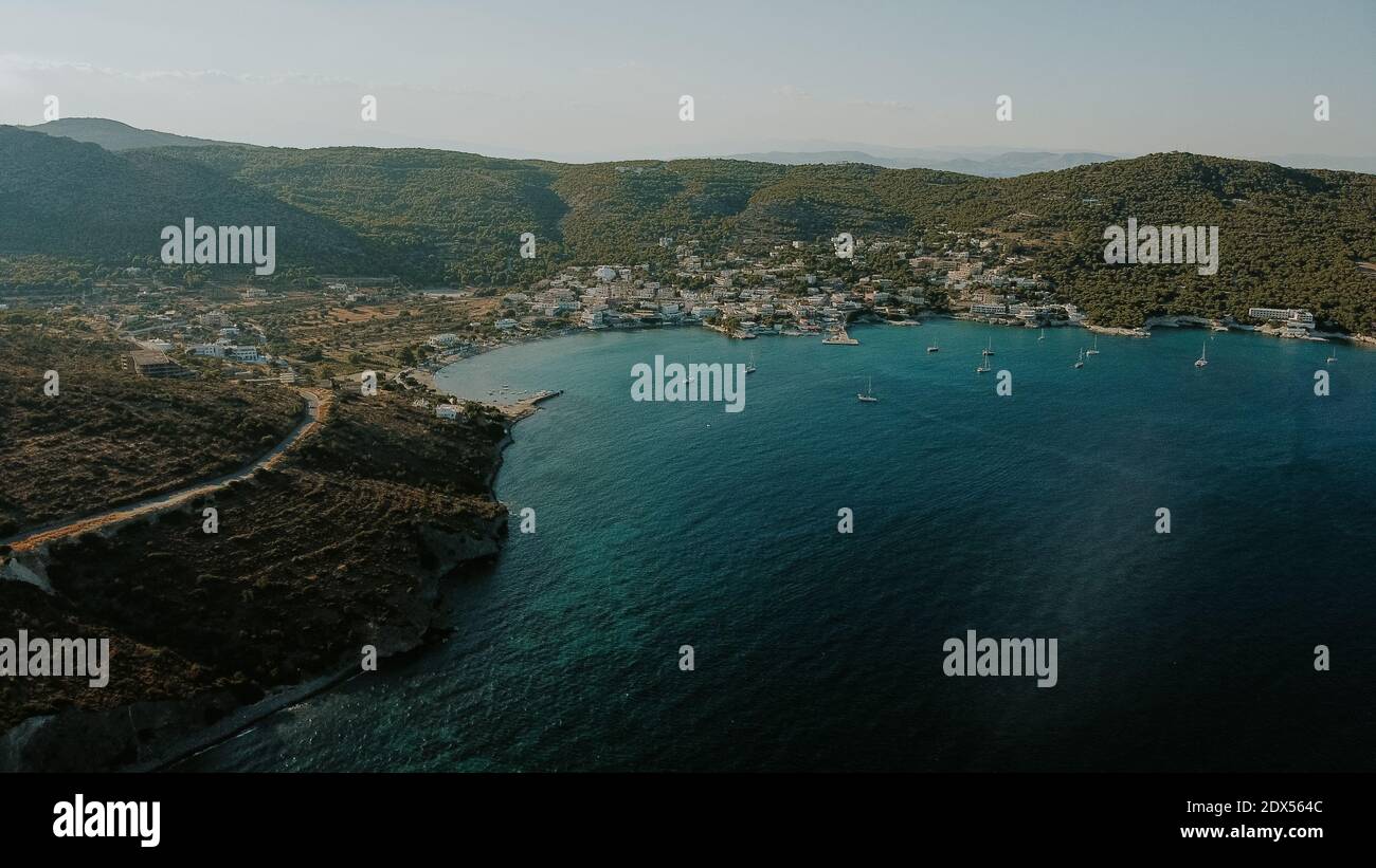 Agia Marina sur l'île d'Aegina après le coucher du soleil.magnifique paysage. Banque D'Images