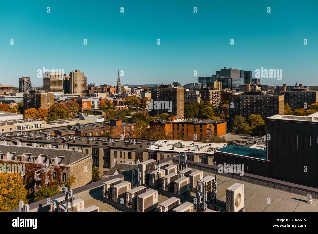 Vue sur le toit du paysage urbain et des bâtiments de Montréal sur un ciel dégagé jour ensoleillé sans nuage dans le ciel Banque D'Images