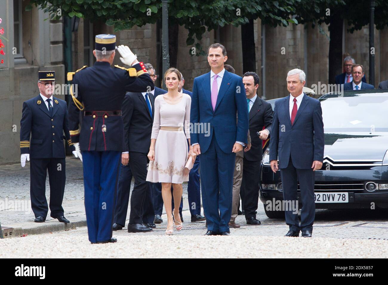 Le président de l'Assemblée nationale française, Claude Bartolone, le roi Felipe VI d'Espagne et la reine Letizia d'Espagne arrivent à l'Assemblée nationale à Paris le 22 juillet 2014, lors de la première visite officielle du couple royal espagnol en France. Photo par Emeric Fohlen/ABACAPRESS.COM Banque D'Images