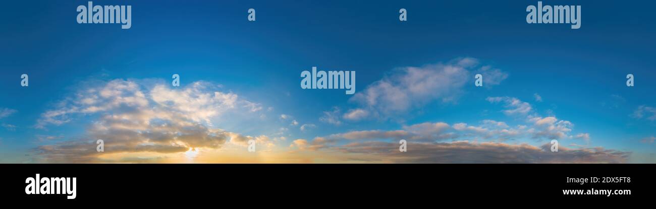 Panorama du ciel avec des nuages de Stratocumulus vesperalis dans un format équirectangulaire sphérique sans couture avec zénith complet pour une utilisation dans les graphiques 3D, les jeux et Banque D'Images