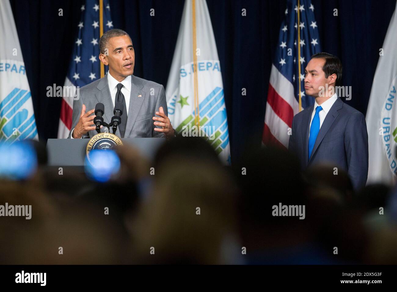 Le président américain Barack Obama, à gauche, s'adresse aux employés du ministère du logement et du développement urbain avec Julian Castro, secrétaire américain au logement et au développement urbain (HUD), à Washington, DC, États-Unis, le jeudi 31 juillet 2014. Castro, l'ancien maire de San Antonio, au Texas, a prêté serment cette semaine et commencera ses fonctions le lundi 4 août. Photo par Andrew Harrer/Pool/ABACAPRESS.COM Banque D'Images