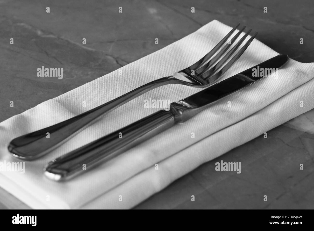 couverts de restaurant, couteau et fourchette sur une table avec serviette blanche Banque D'Images
