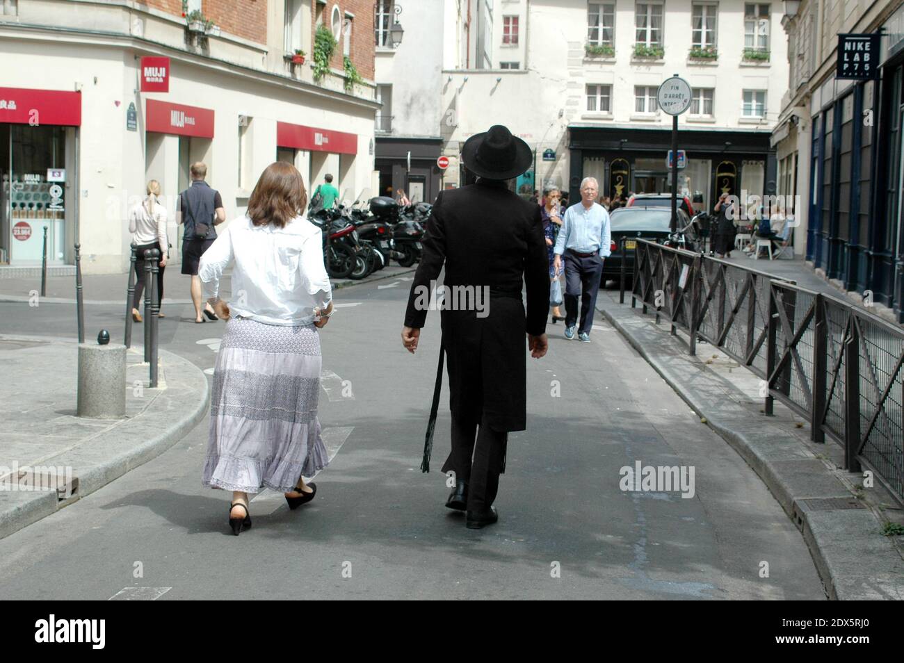 La vie quotidienne dans la rue des Rosiers (rue des rosiers), dans le quartier du Marais, 4ème arrondissement de Paris, France, le 09 août 2014. Photo d'Alain Apaydin/ABACAPRESS.COM Banque D'Images