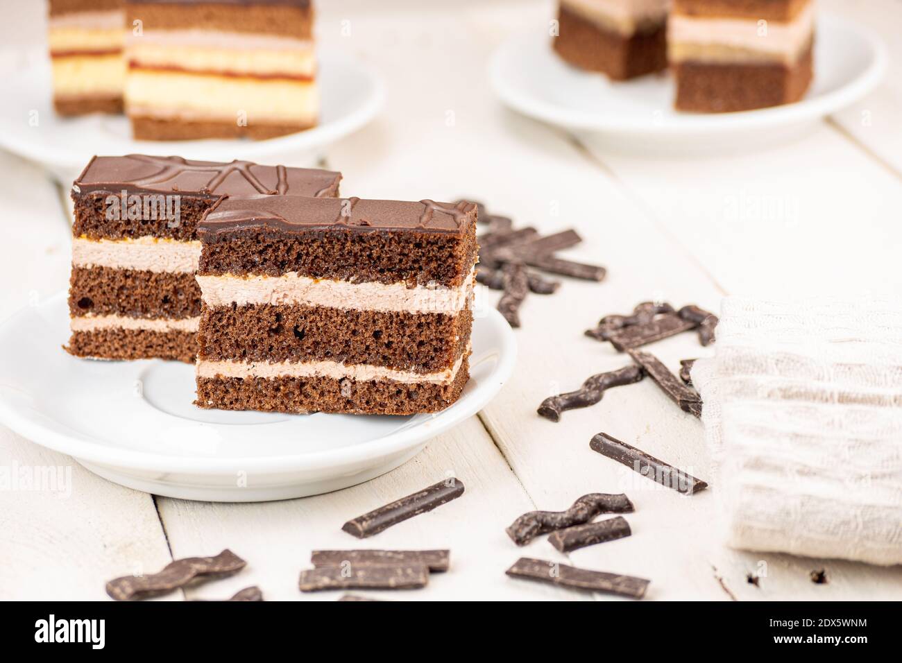 Gateau Au Chocolat Avec Trois Pates Au Chocolat Et Deux Planchers De Creme Dessert Ideal Pour Les Mariages Et Les Fetes Tarte Delicieuse Photo Stock Alamy Gateau Au Chocolat Avec Trois Pates Au Chocolat Et Deux Planchers De Creme Dessert Ideal Pour Les Mariages Et Les Fetes Tarte Delicieuse Photo Stock Alamy