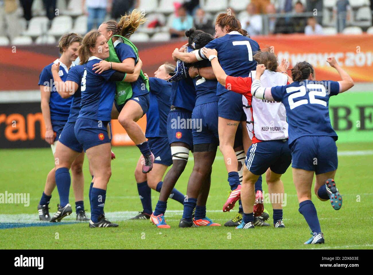 La joie de la France lors du match de la coupe du monde de rugby féminin  IRB Irlande / France au stade Jean Bouin à Paris, France, le 17 août 2014.  La