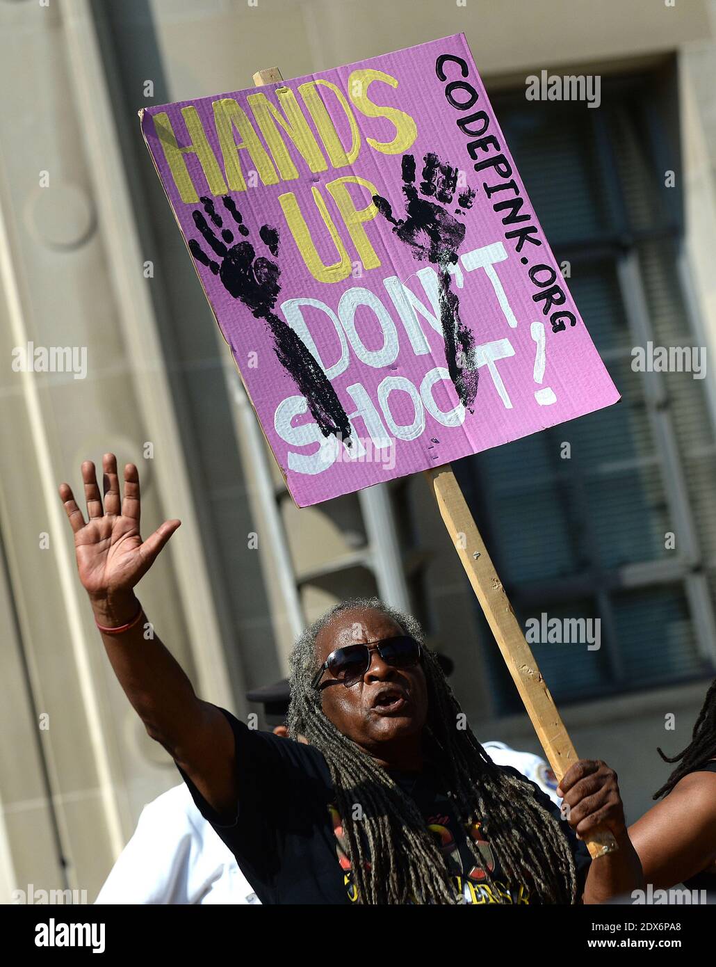 Des activistes se rassemblent devant le ministère de la Justice pour appeler le procureur général à assurer la justice à Michael Brown et au peuple de Ferguson, Missouri, ainsi qu'à une refonte des tactiques d'application de la loi américaines afin de mettre fin à la brutalité policière et à la militarisation des forces de police le 27 août, 2014 à Washington, DC, USA.photo par Olivier Douliery/ABACAPRESS.COM Banque D'Images