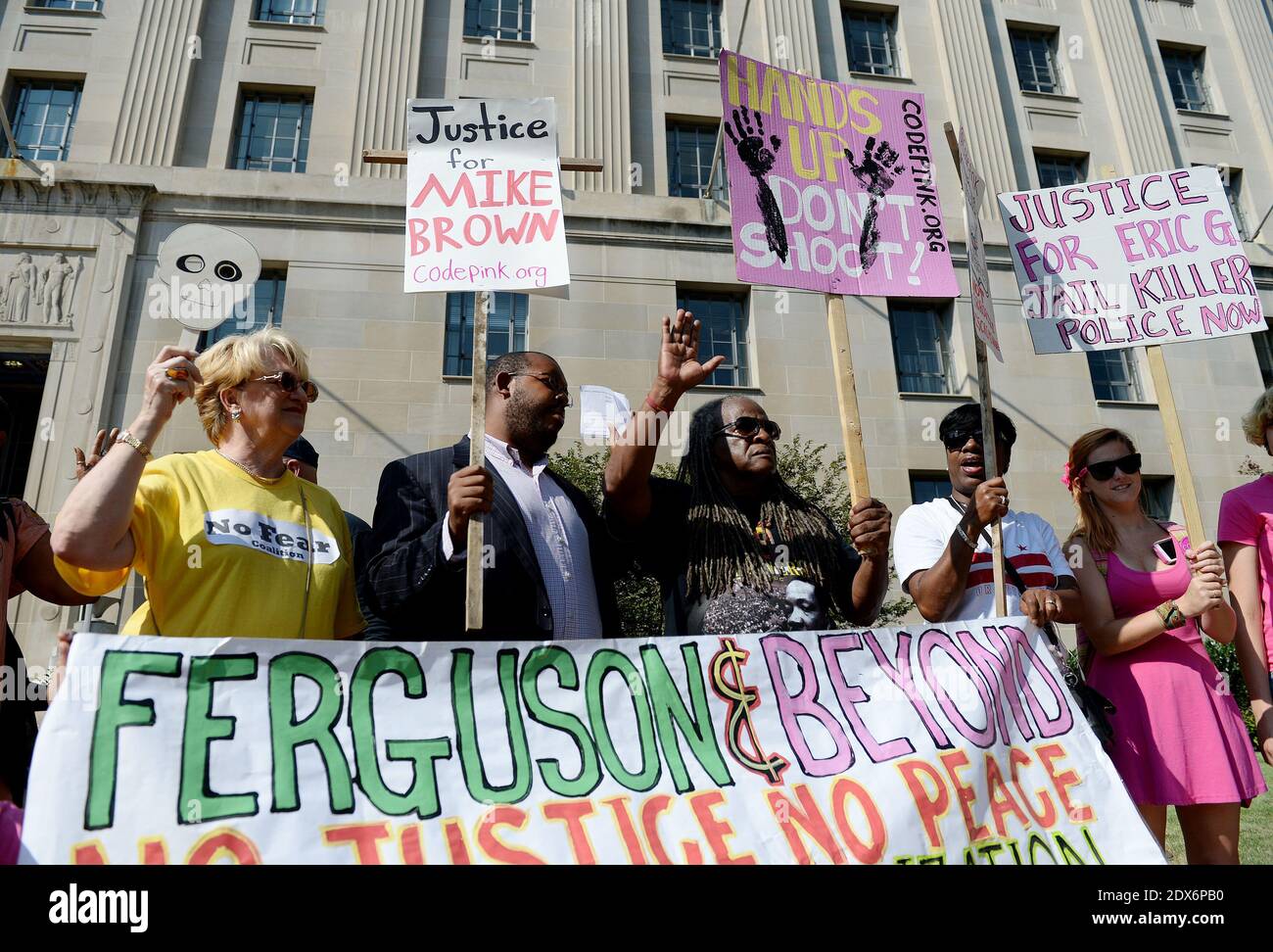 Des activistes se rassemblent devant le ministère de la Justice pour appeler le procureur général à assurer la justice à Michael Brown et au peuple de Ferguson, Missouri, ainsi qu'à une refonte des tactiques d'application de la loi américaines afin de mettre fin à la brutalité policière et à la militarisation des forces de police le 27 août, 2014 à Washington, DC, USA.photo par Olivier Douliery/ABACAPRESS.COM Banque D'Images