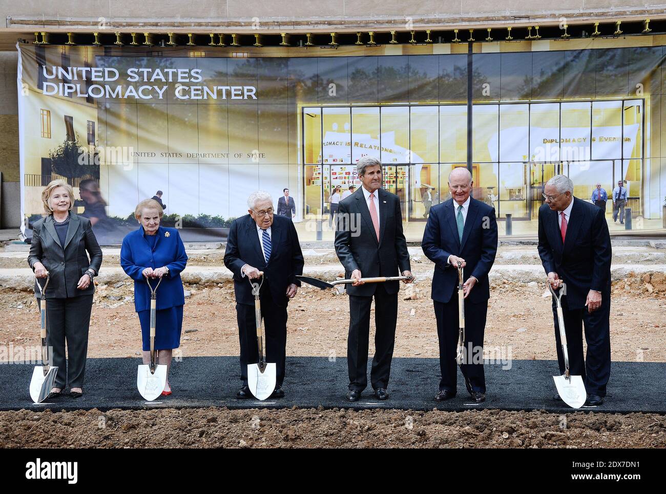 Le secrétaire d'État John Kerry est flanqué d'anciens secrétaires d'État Henry A. Kissinger, James A. Baker, III, Madeleine K. Albright, Colin L. Powell, Et Hillary Rodham Clinton lors de la cérémonie d'inauguration du U.S. Dediplomatie Center, au département d'État de Washington, DC, USA, le 3 septembre 2014. Photo par Olivier Douliery/ABACAPRESS.COM Banque D'Images