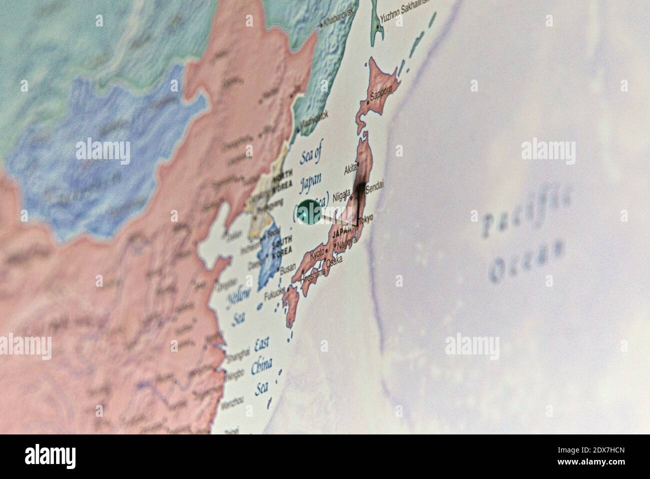 Photo de la carte avec la ville brochée de Tokyo. Épingler sur la carte, Tokyo, Japon, carte en anglais, couleurs douces, vue du sud-est, Chine visible et Pacifique. Banque D'Images