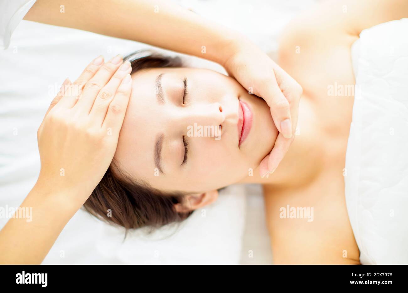 Belle jeune femme détendue Profitez d'un massage dans le salon de spa Banque D'Images