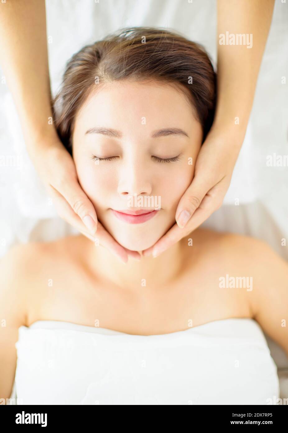 Belle jeune femme détendue Profitez d'un massage dans le salon de spa Banque D'Images